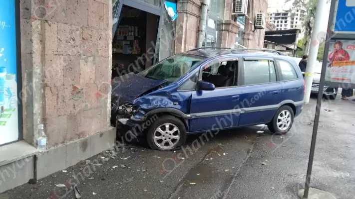 Երևանում բախվել են Infiniti-ն և Opel-ը․ վերջնս դուրս է եկել երթևեկելի գոտուց և հարվածել խանութի մուտքի դռանը․  կան վիրավորներ