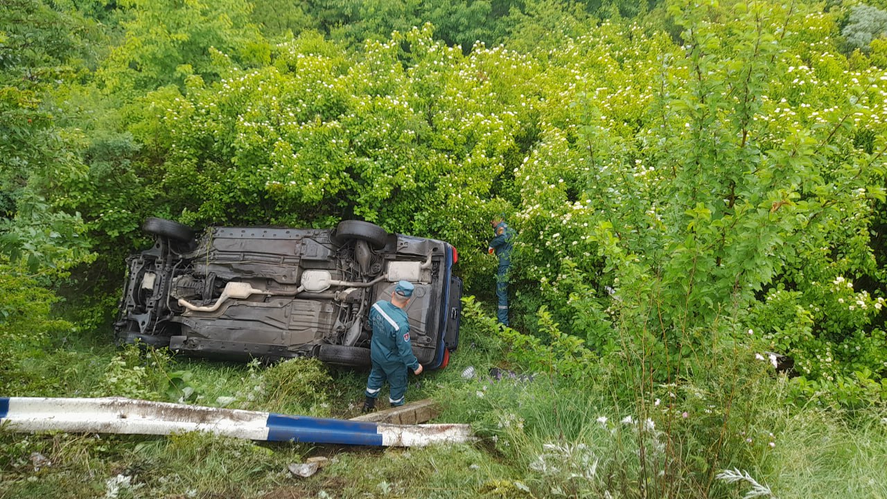 Երևան-Սևան ավտոճանապարհին «Mercedes-Benz»-ը բախվել է ճամփեզրի երկաթե արգելապատնեշին և հայտնվել ձորակում․ կա տուժած
