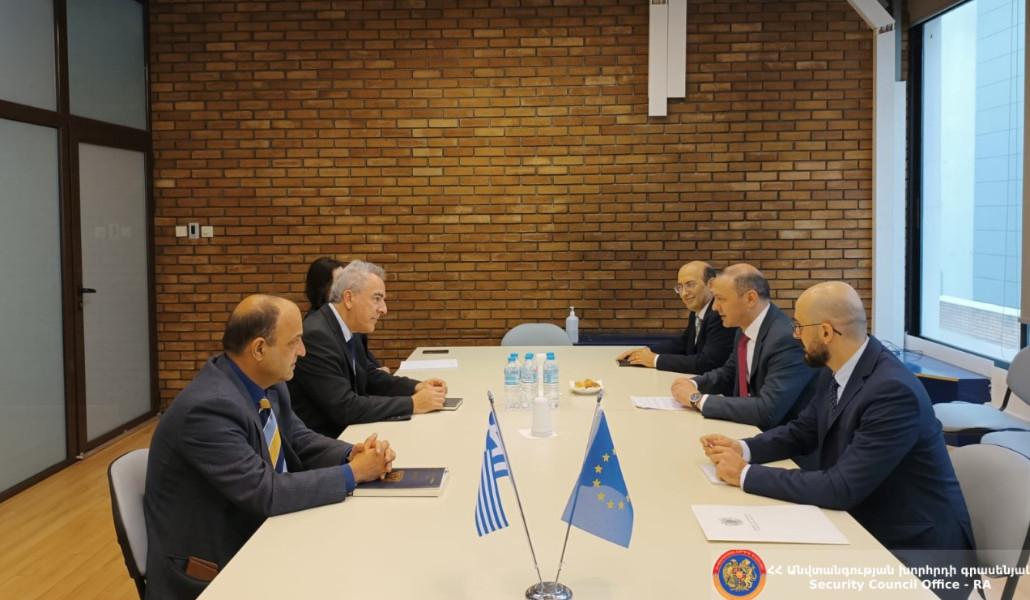 ԱԽ քարտուղարը Հունաստանի վարչապետի խորհրդականին ներկայացրել է ԼՂ-ում ստեղծված հումանիտար ճգնաժամը