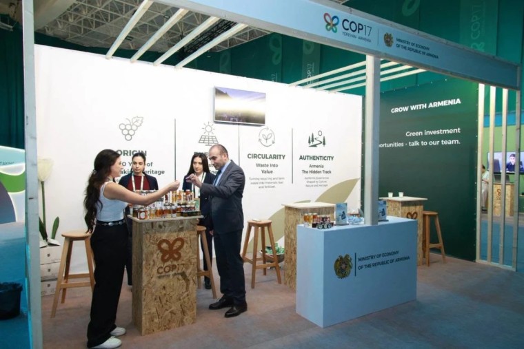 էկոնոմիկայի փոխնախարարն այցելել է COP17-ի շրջանակում գործող ցուցահանդես, ծանոթացել նախարարության կանաչ տաղավարին