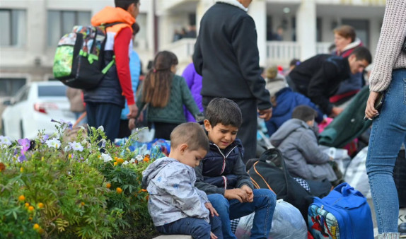 Ծնողներն Արցախում են, երեխաները տեղափոխվել են Հայաստան. տեղահանված արցախցիների խնդիրները