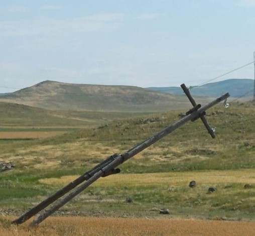 Ուժեղ քամու հետևանքով վնասվել են Արագածոտնի մարզի մի շարք բնակավայրեր սնուցող էլեկտրահաղորդման գծերի հենասյուները