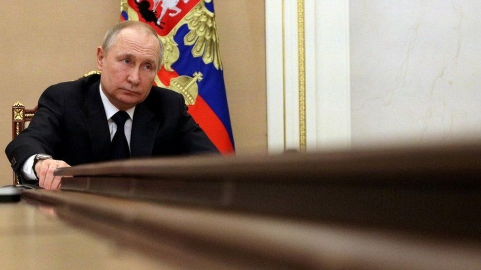 Путин поручил поставлять газ в недружественные страны только за рубли