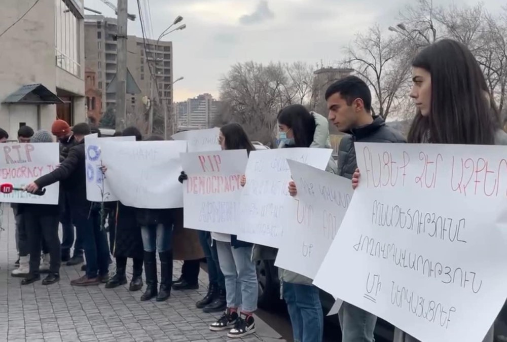Ոստիկանությունը ցրել է ադրբեջանցի պատգամավորների այցի դեմ ՀՅԴ ՀԵՄ-ի կազմակերպած ակցիան. կան բերման ենթարկվածներ (տեսանյութ)