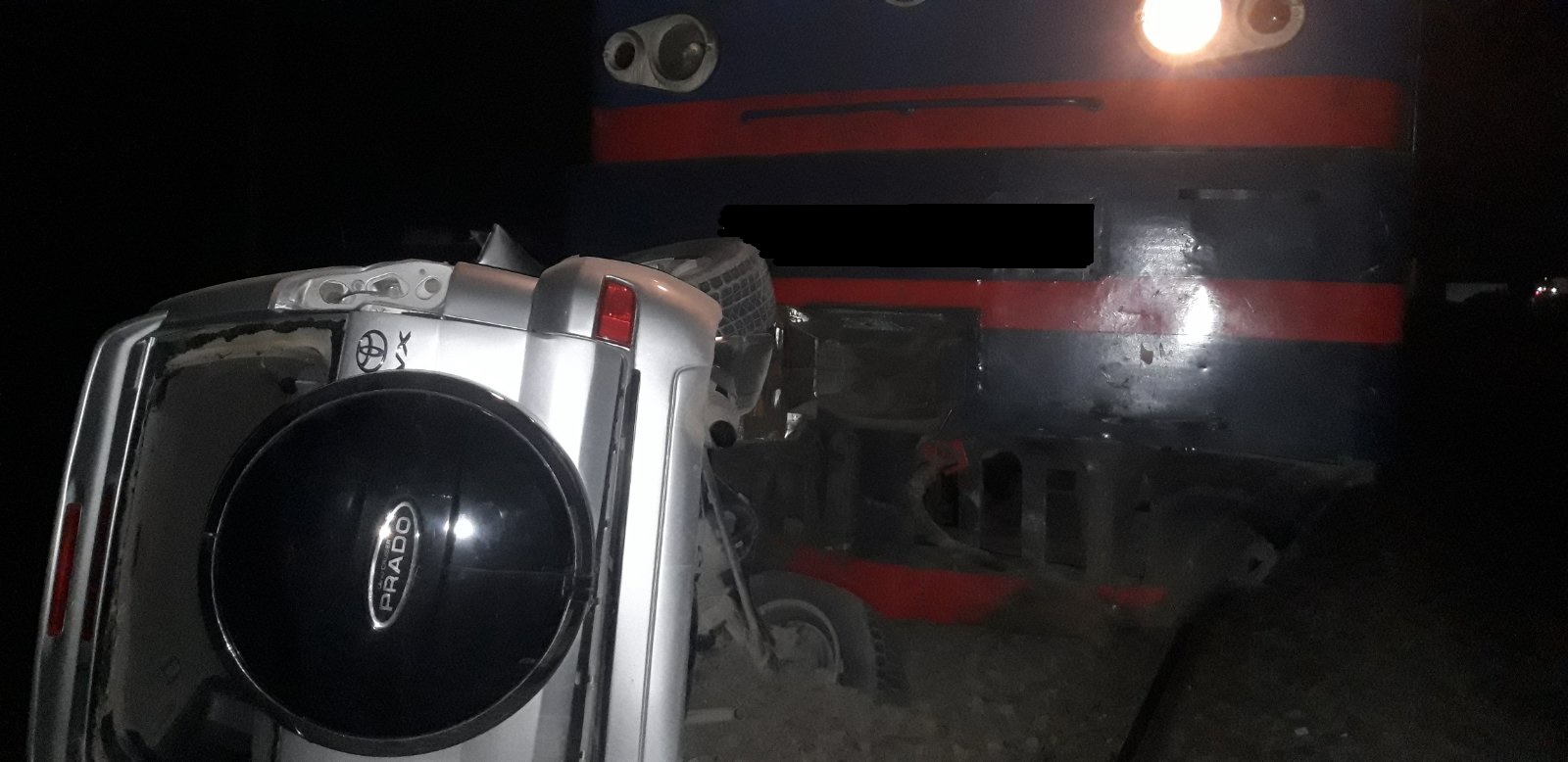 Արտաշատի տարածքով անցնող երկաթգծի վրա բախվել են «Toyota Prado»-ն և բեռնատար գնացքը. տուժածների մեկի վիճակը գնահատվում է ծանր
