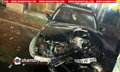 Խոշոր ավտովթար Երևանում. 25-ամյա վարորդը Mercedes-ով բախվել է երկաթե էլեկտրասյանը