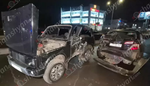 Ավտովթար Երևանում․ Մայրաքաղաքային փողոցում բախվել են «Niva»-ն ու «Toyota Camry»-ն
