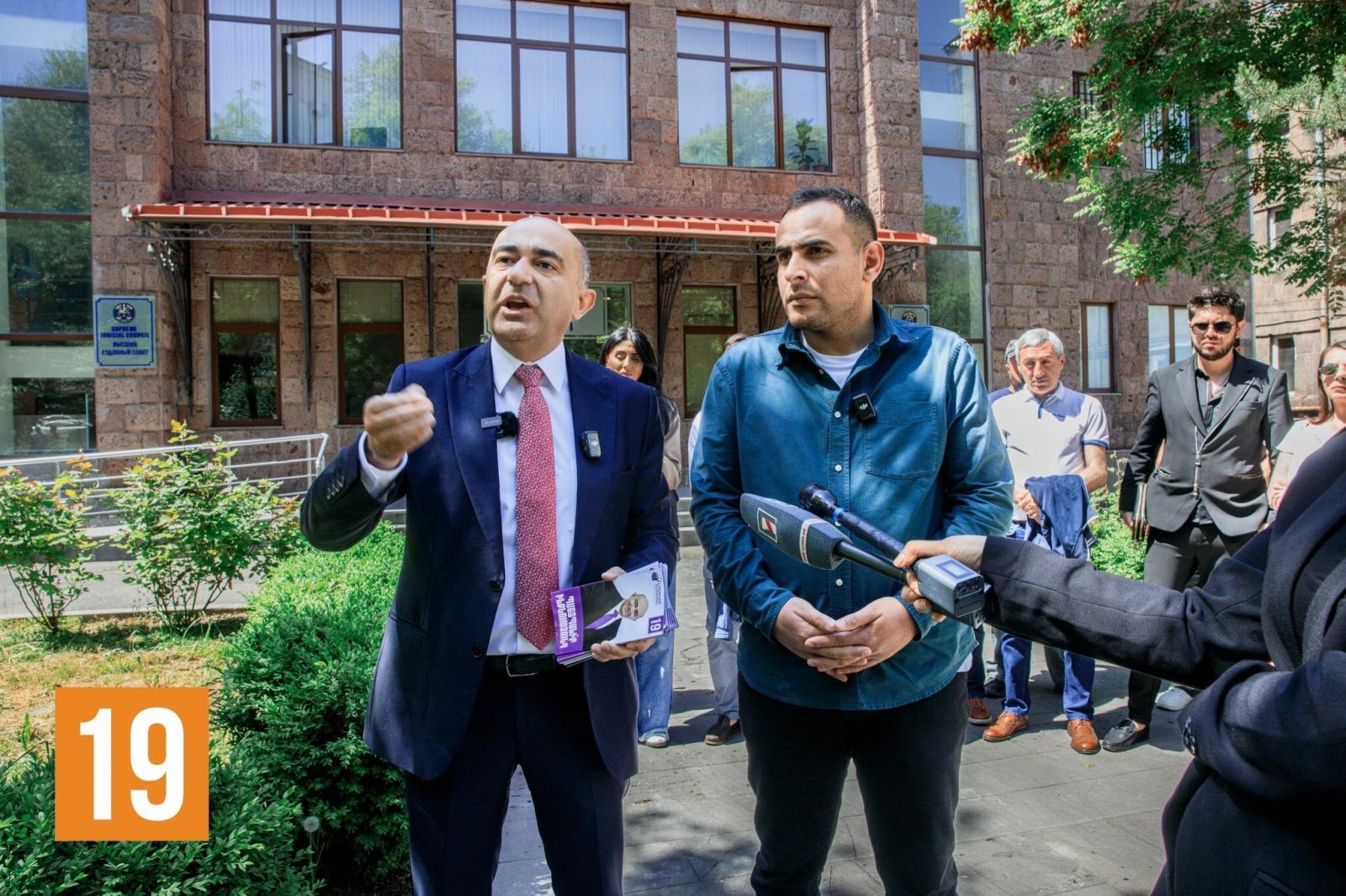 «Լուսավոր Հայաստան»-ը ՀԿԱԾ բակում բողոքի ակցիա է իրականացրել. արձագանքել է նախարարը