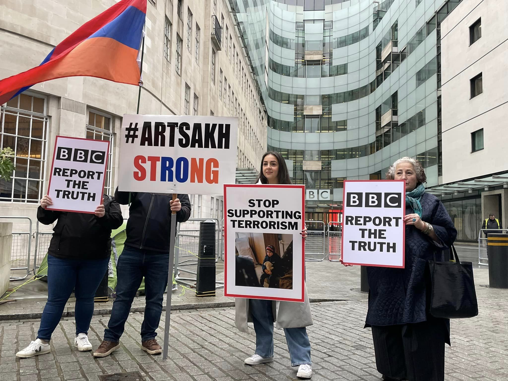 Մեծ Բրիտանիայում հայերն ակցիա են իրականացրել BBC-ի գրասենյակի մոտ՝ պահանջելով դադարեցնել պրոադրբեջանական գործունեությունը