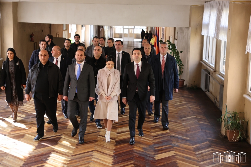 ՀՀ ԱԺ նախագահ Ալեն Սիմոնյանն այցելել է Հենրիկ Խաչատրյանի անվան դպրոց, որն անմխիթար վիճակում է