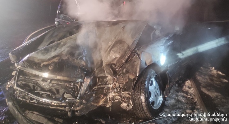 Գյումրիում այրվել է ավտոմեքենան բախվել պատին և բռնկվել