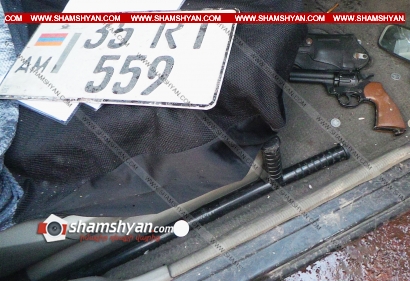 Աբովյանում բախվել են ВАЗ 21010-ն ու Nissan-ը. Nissan-ը, որի մեջ հայտնաբերվել են ատրճանակ և ոստիկանական դուբինկա, հայտնվել է մայթին