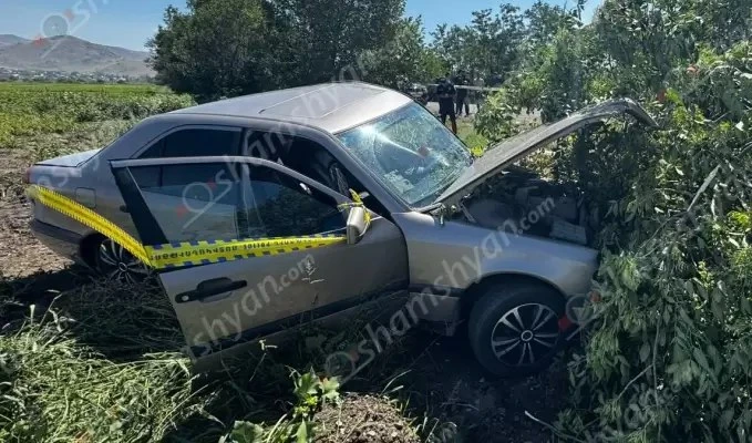 Ախուրյան-Կառնուտ ավտոճանապարհին «Mercedes»-ը դուրս է եկել ճանապարհի երթևեկելի գոտուց, բшխվել հողաթմբերին ու ծառին․ կա վիրшվոր