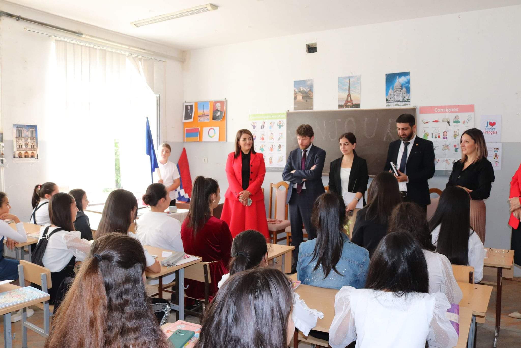 Ֆրանսիայի դեսպանն այցելել է Արարատի մարզի Շահումյանի Ա. Համբարձումյանի անվան միջնակարգ դպրոց
