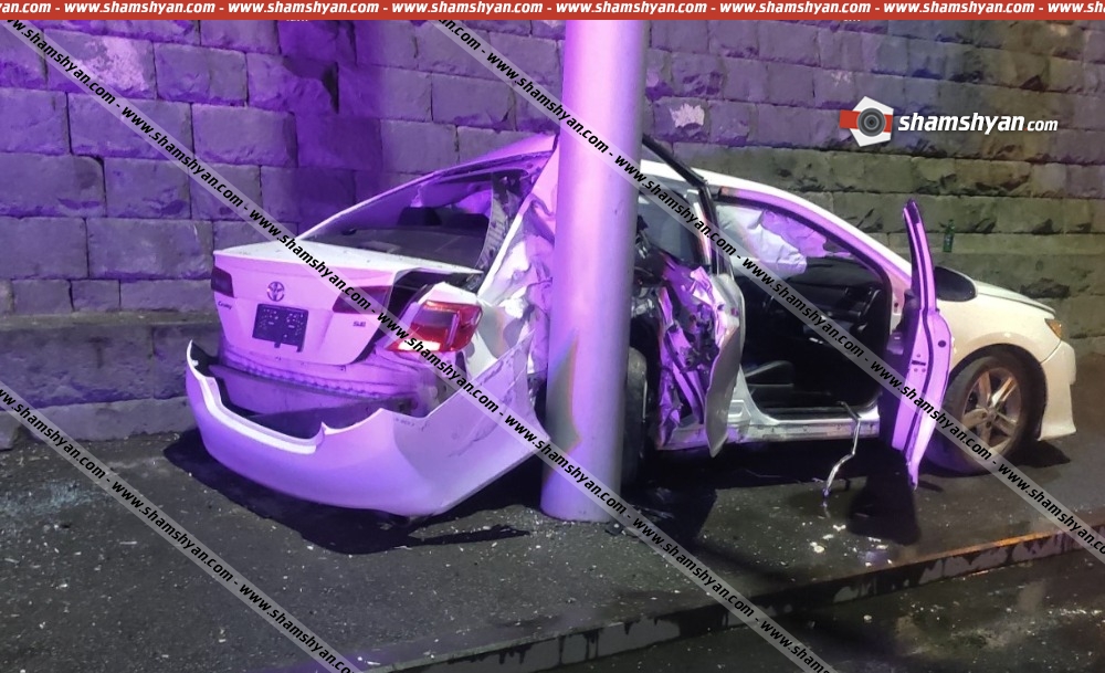 Երևանում Toyota Camry-ն Իսակովի պողոտայում հայտնվել է մայթին՝ բախվելով երկաթե էլեկտրասյանը