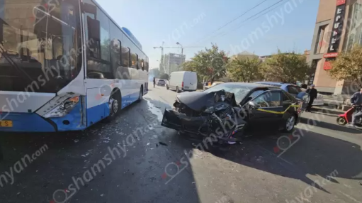 Երևանում բախվել են Toyota-ն և թիվ 48 երթուղին սպասարկող ավտոբուսը. կա 9 վիրավոր