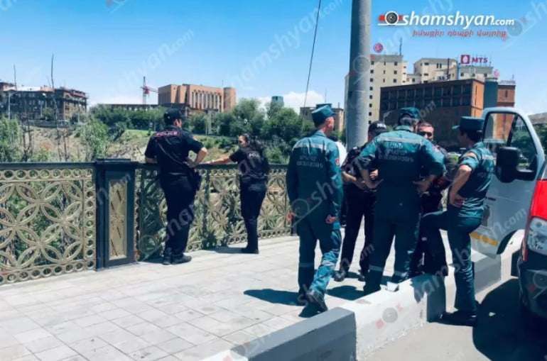 Երևանում տղամարդն անցել է «Հաղթանակ» կամրջի վտանգավոր եզրագիծը՝ սպառնալով ցած նետվել