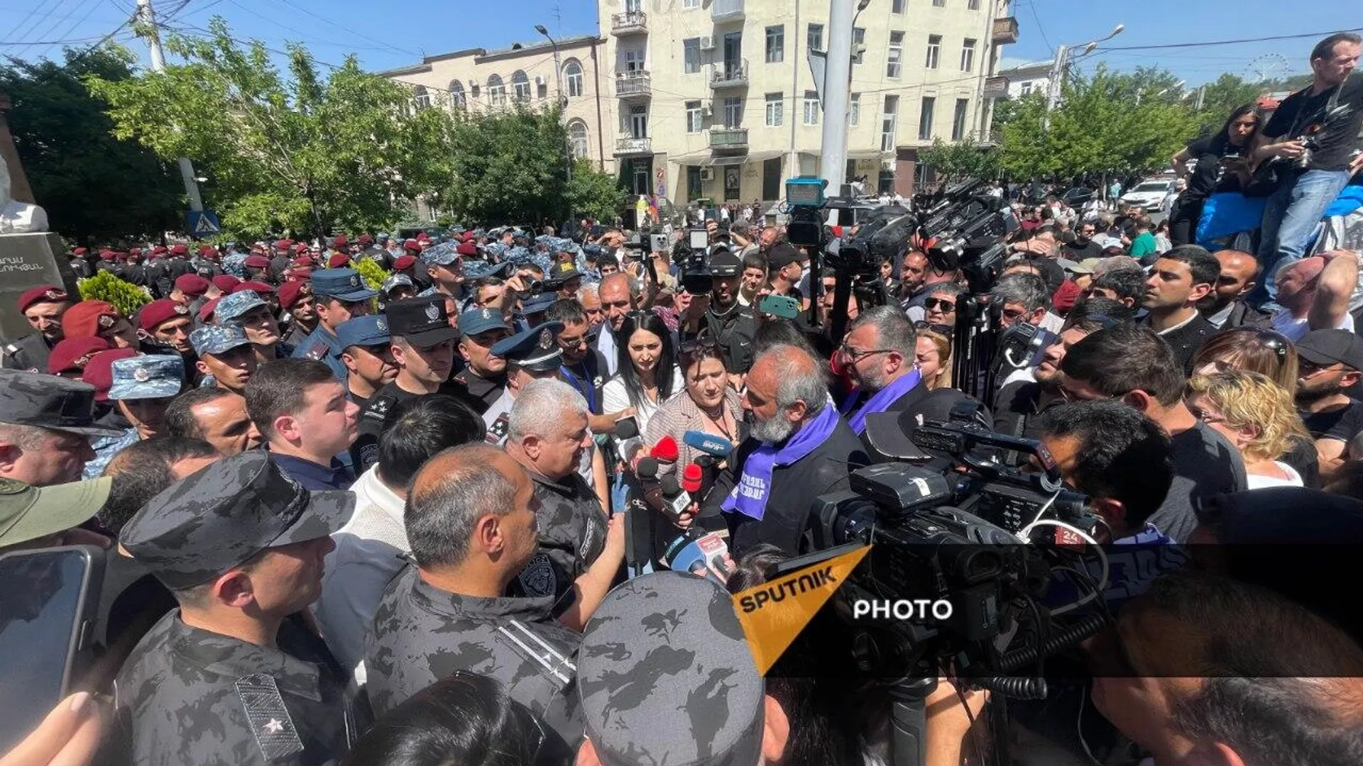 Ձեր գործը քաղաքացու ոտքը ջարդե՞լն է, փողոցից մարդ գողանա՞լը. սրբազանը` ոստիկանապետին