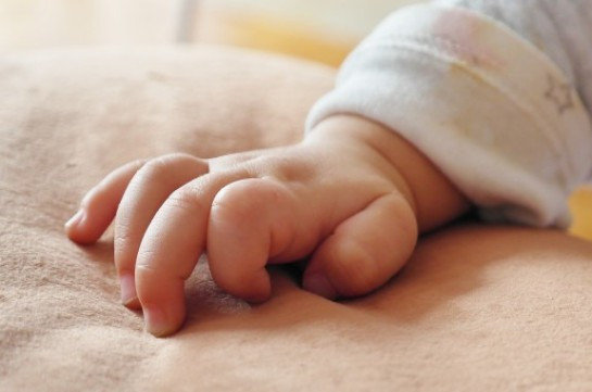 Սյունիքի մարզում մայրը 7 ամսական դստերը քնեցրել է օրորոցում, ժամեր անց, հայրը երեխային հայտնաբերել է մահացած