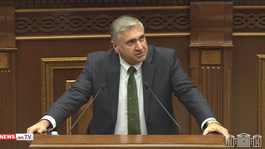 Անարգելով պետական խորհրդանիշները՝ անարգում եք պետականությունը․ Արթուր Խաչատրյան