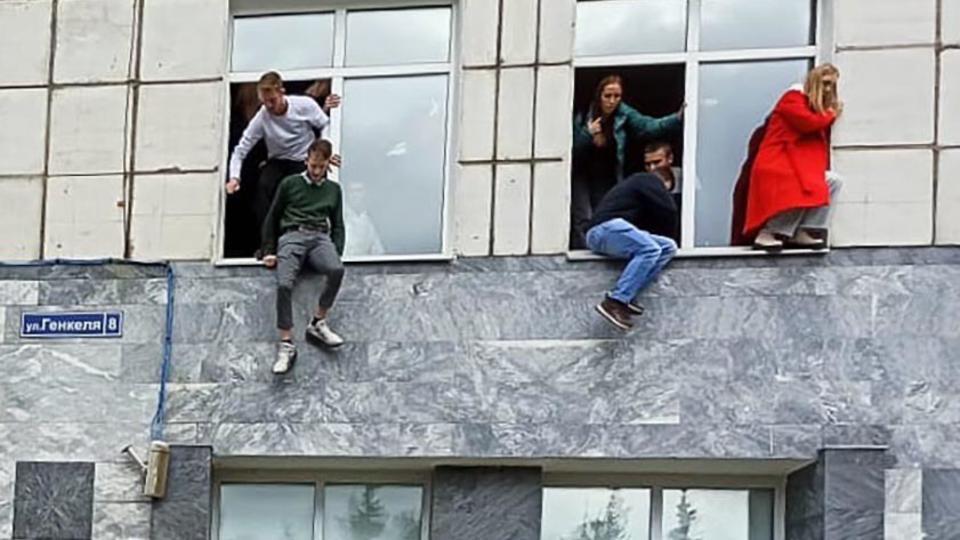 Ինչպես են մարդիկ ցատկում Պերմի համալսարանի պատուհաններից՝ հրաձգության ժամանակ (տեսանյութ)
