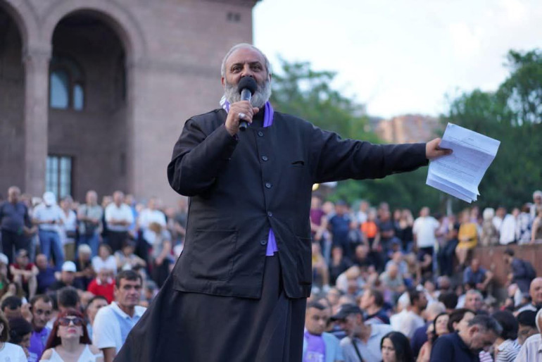 «Չարիքի հետ չեն մրցում, հեռացնում են». Բագրատ Սրբազանը փողոցային պայքար կսկսի. «Ժողովուրդ»