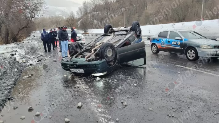 «Opel»-ը «Սեմոյի մոտ» բախվել է երկաթե արգելապատնեշին և գլխիվայր հայտնվել ճանապարհի մեջտեղում