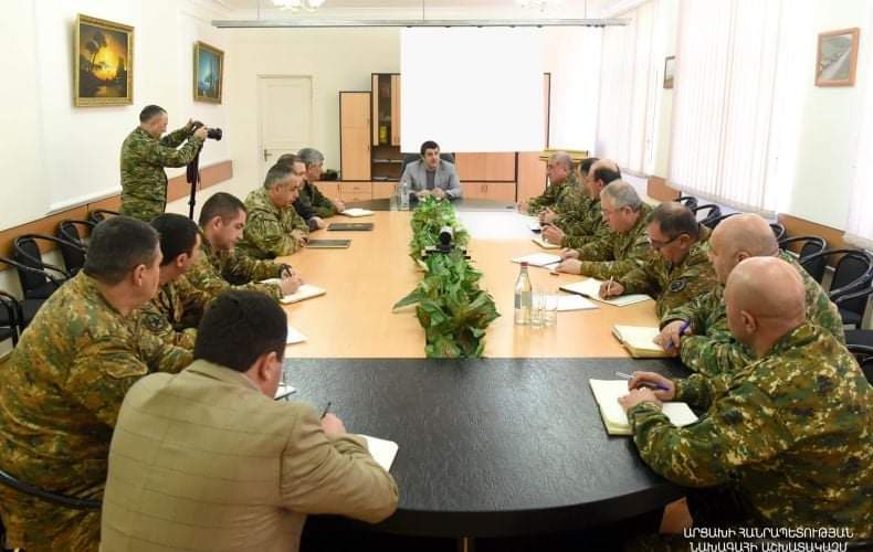 Араик Арутюнян провел рабочее совещание с участием командного состава Армии обороны и руководителей других силовых структур