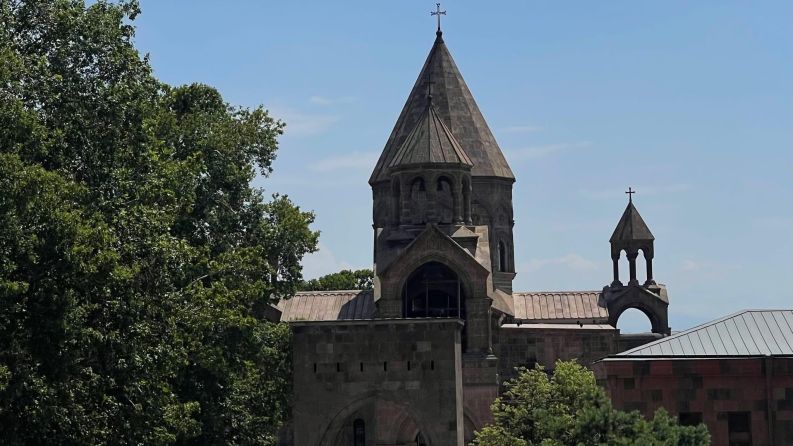 Մայր Աթոռ Սուրբ Էջմիածնում սպասավորող քահանաների հայտարարությունը