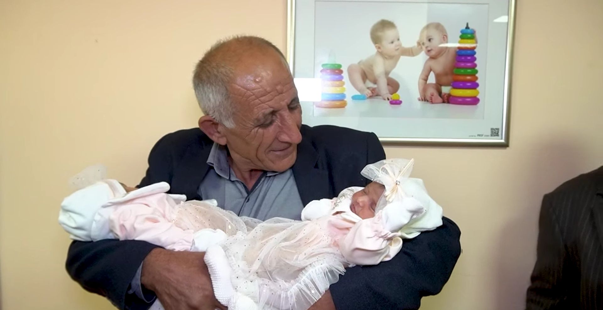 44–օրյա պատերազմում անմահացած Լևոն Մարտիրոսյանի ծնողները զույգ աղջիկներ են ունեցել (տեսանյութ)