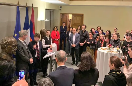 ՀՀ-ում Ֆրանսիայի դեսպանը Սիմոն Աբգարյանին Արվեստի և գրականության շքանշանի կոմանդորի կոչում է շնորհել