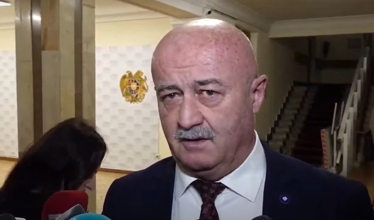 Ընկերս երեկ զանգեց, ասաց, որ եթե մանդատս առանց իր հետ խորհրդակցելու դնեմ, կնեղանա, սպասում եմ իրեն. Աղազարյան