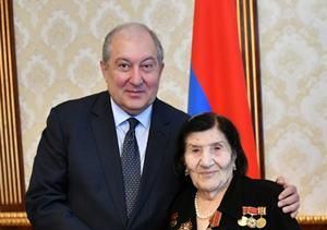 Արմեն Սարգսյանը շնորհավորել է Հայրենական մեծ պատերազմի վետերան Ռոզալիա Աբգարյանին՝ ծննդյան 100-ամյակի առթիվ
