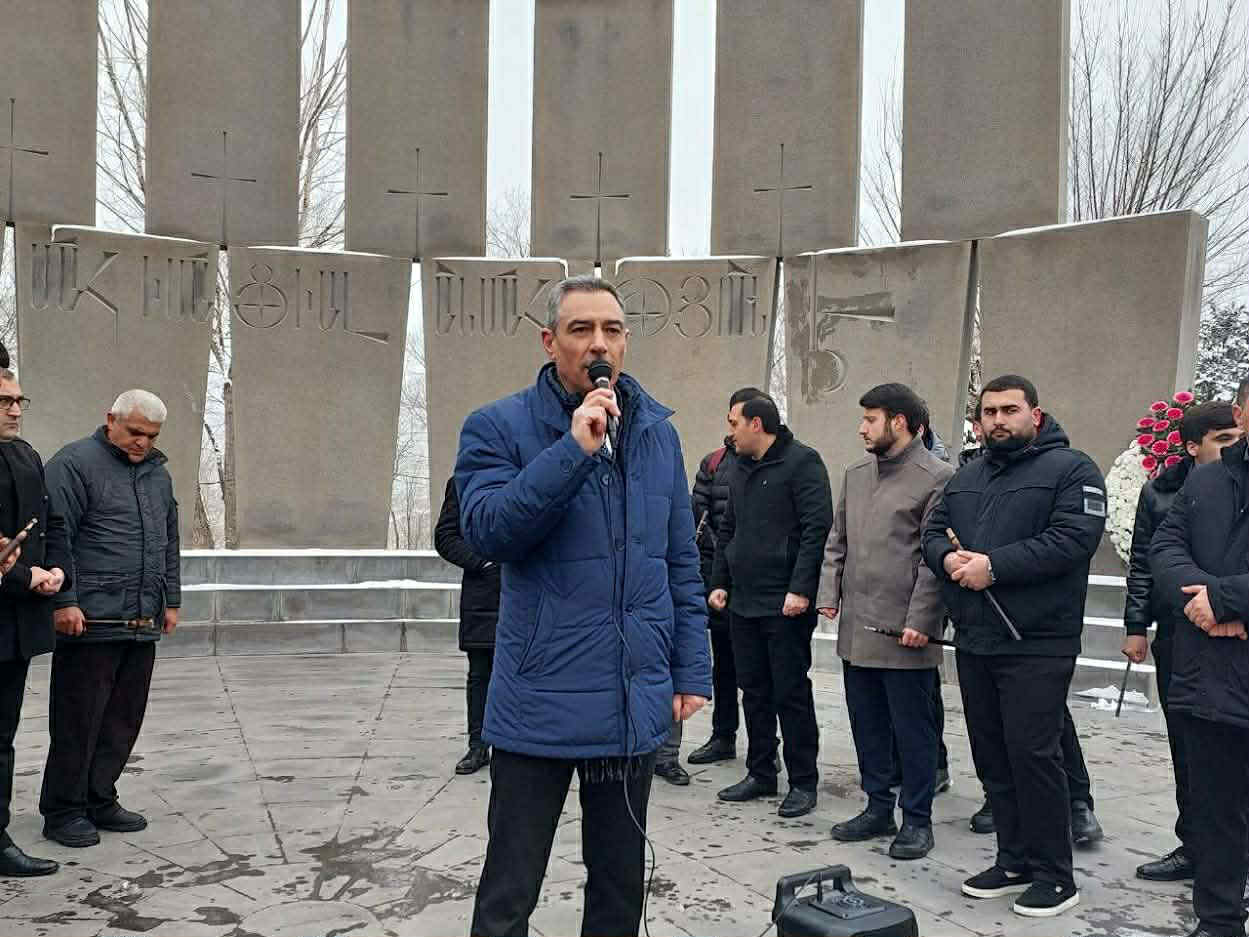 Մի շարք հասարակական, քաղաքական կազմակերպությունների անդամներ Բանակի տոնին ընդառաջ Եռաբլուրում հարգանքի տուրք մատուցեցին արցախյան բոլոր պատերազմներում զոհված հերոսների հիշատակին