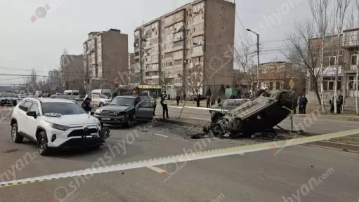 Աբովյան քաղաքում բախվել են 2 «Toyota»-ներն ու «Hyundai Elantra»-ն. կան վիրավորներ