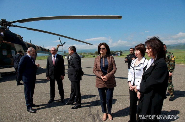 Ստեփանակերտի օդանավակայանում դիմավորել են Նիկոլ Փաշինյանին և Աննա Հակոբյանին