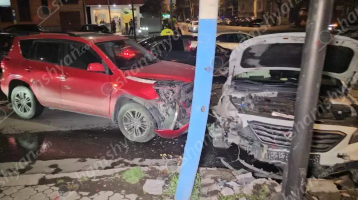 Երևանում բախվել են «Lexus RX350»-ը, «Toyota RAV4»-ը և «Hyundai Sonata»-ն․ 1 հոգի դիմել է հիվանդանոց
