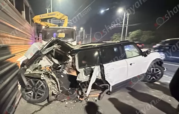 Երևանում վարորդը «iCAR» էլեկտրոմոբիլով բախվել է թիթեղյա արգելապատնեշին և երկաթե սյանը․ ավտոմեքենան բաժանվել է 2 մասի