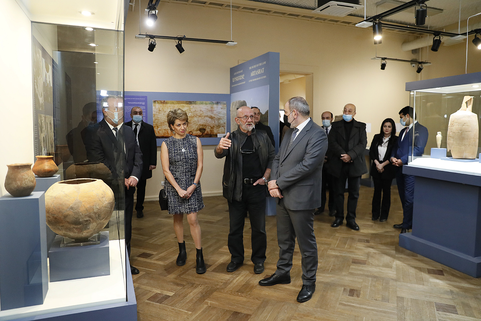 Премьер-министр вместе с супругой посетил выставку “Тайна земли: Арташат на перекрестке культур”