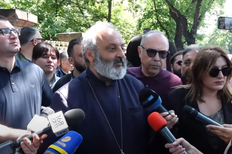 Հովիկ Աղազարյանին պետք է կանչեն ցուցմունք տալու. Բագրատ Սրբազանն արձագանքել է Հովիկ Աղազարյանի հայտարարությանը