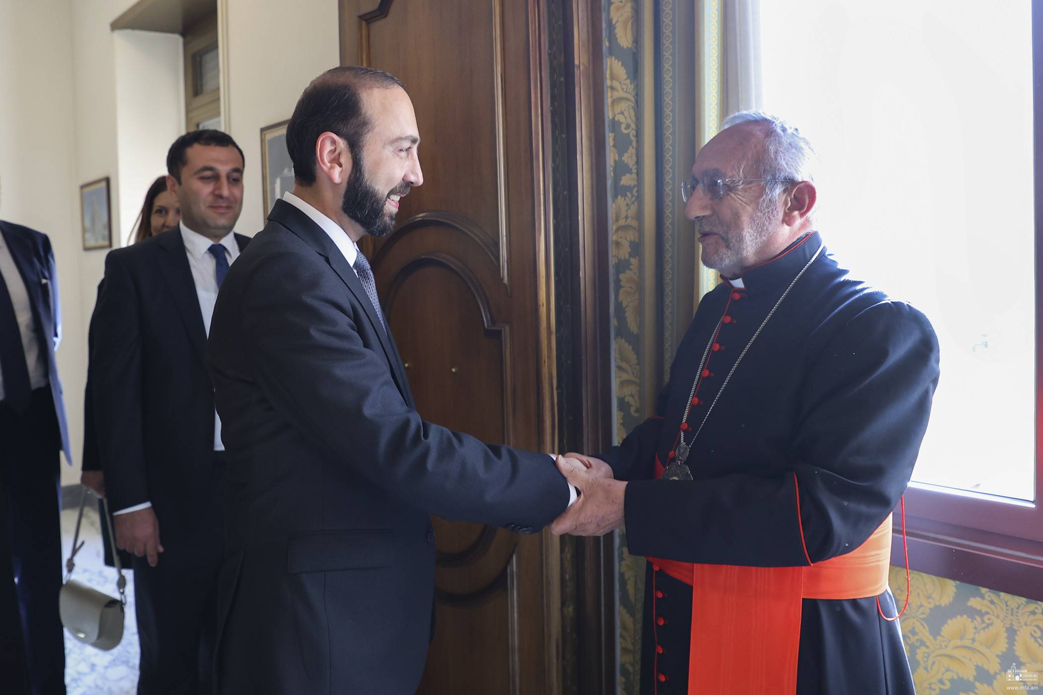 Министр иностранных дел РА встретился с архиепископом Дома Киликийского Армянской католической церкви