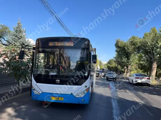 Երևանում բախվել են թիվ 25 երթուղին սպասարկող ավտոբուսն ու անչափահաս տղայի վարած ինքնագլորը. վերջինը կողաշրջվել է, երեխան տեղափոխվել է հիվանդանոց