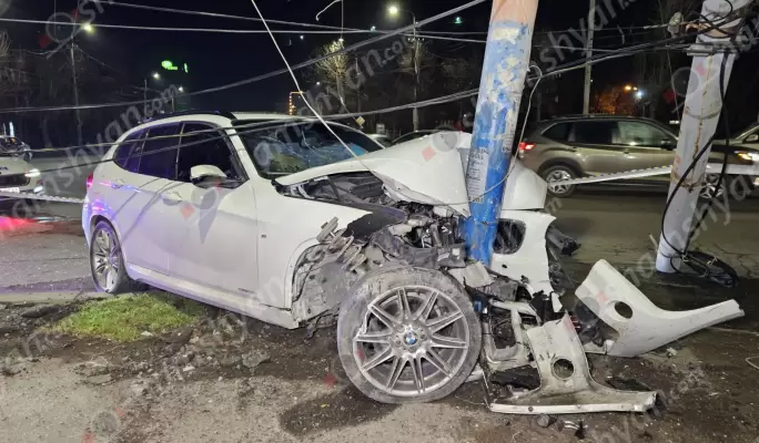 Խոշոր ավտովթար Երևանում․ 32-ամյա վարորդը BMW X1-ով բախվել է երկաթե էլեկտրասյանը, կոտրել այն․ կա վիրավոր