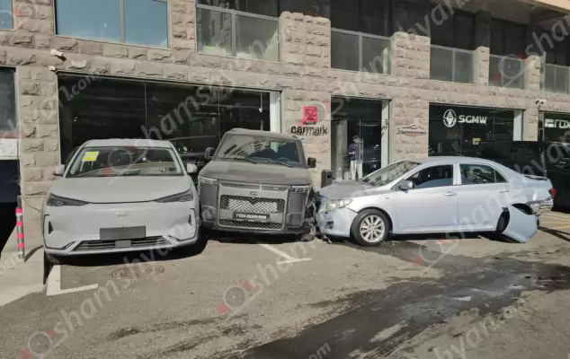 Սարալանջի պողոտայում բախվել են «Toyota bZ4X»-ը և «Toyota Corolla»-ն․ վերջինը բախվել է «Rox»-ին, որն էլ՝ «Geely»-ին․ 5 վիրավորներից 3-ն անչափահասն են