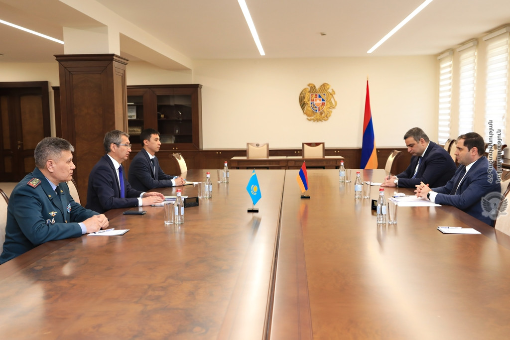 Сурен Папикян и посол Казахстана в Армении обсудили армяно-казахстанское сотрудничество в сфере обороны