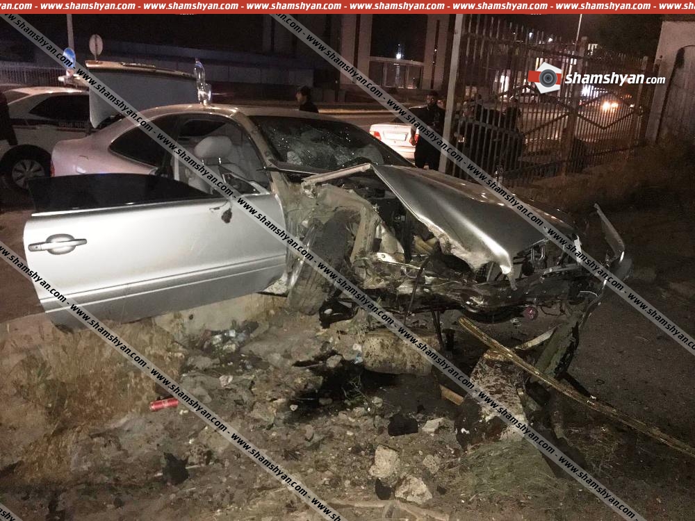 Երևանում  Mercedes-ը բախվել է Նորագավիթի «գայի պոստի» բետոնե պատնեշին. կան վիրավորներ