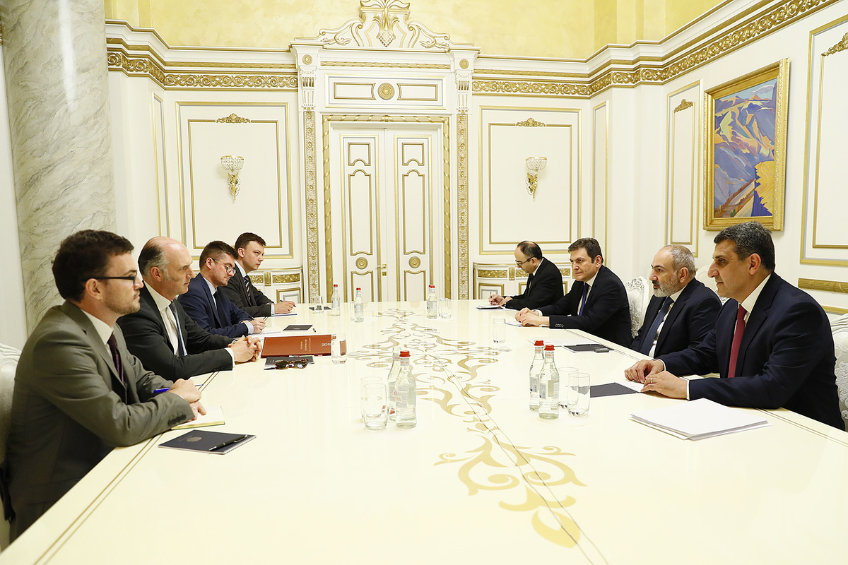Премьер-министр Пашинян принял министра по делам Европы Соединенного Королевства Лео Докерти