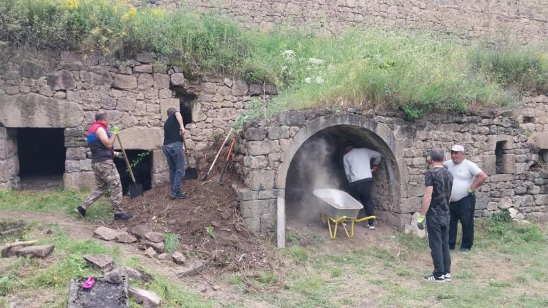 Տաթևի Մեծ անապատում պեղումների արդյունքում հայտնաբերվել է խարիսխ, քարե օջախ, ջնարակապատ թասիկի բեկոր