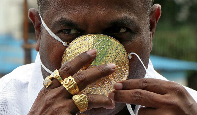 Հնդկաստանի բնակիչը 4000 դոլարանոց ոսկե դիմակ է կրում