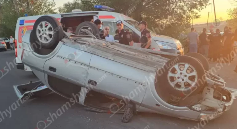 Աբովյանի կամրջի մոտ բախվել են «Mercedes C350»-ը և «Opel Astra»-ն, կան վիրավnրներ